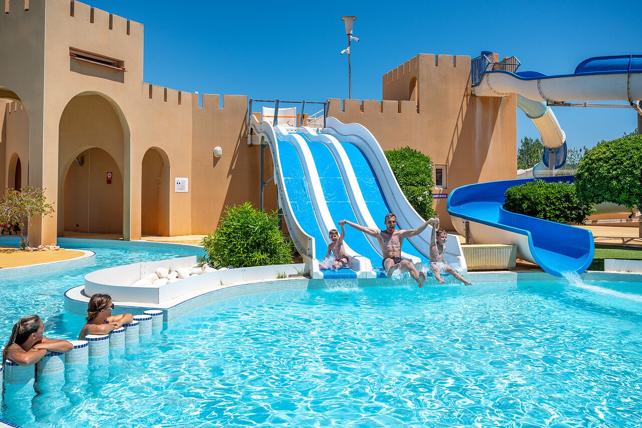 Toboganes acu�ticos gigantes, piscina exterior familiar en el camping CAPFUN Barbacane en NARBONNE (11).