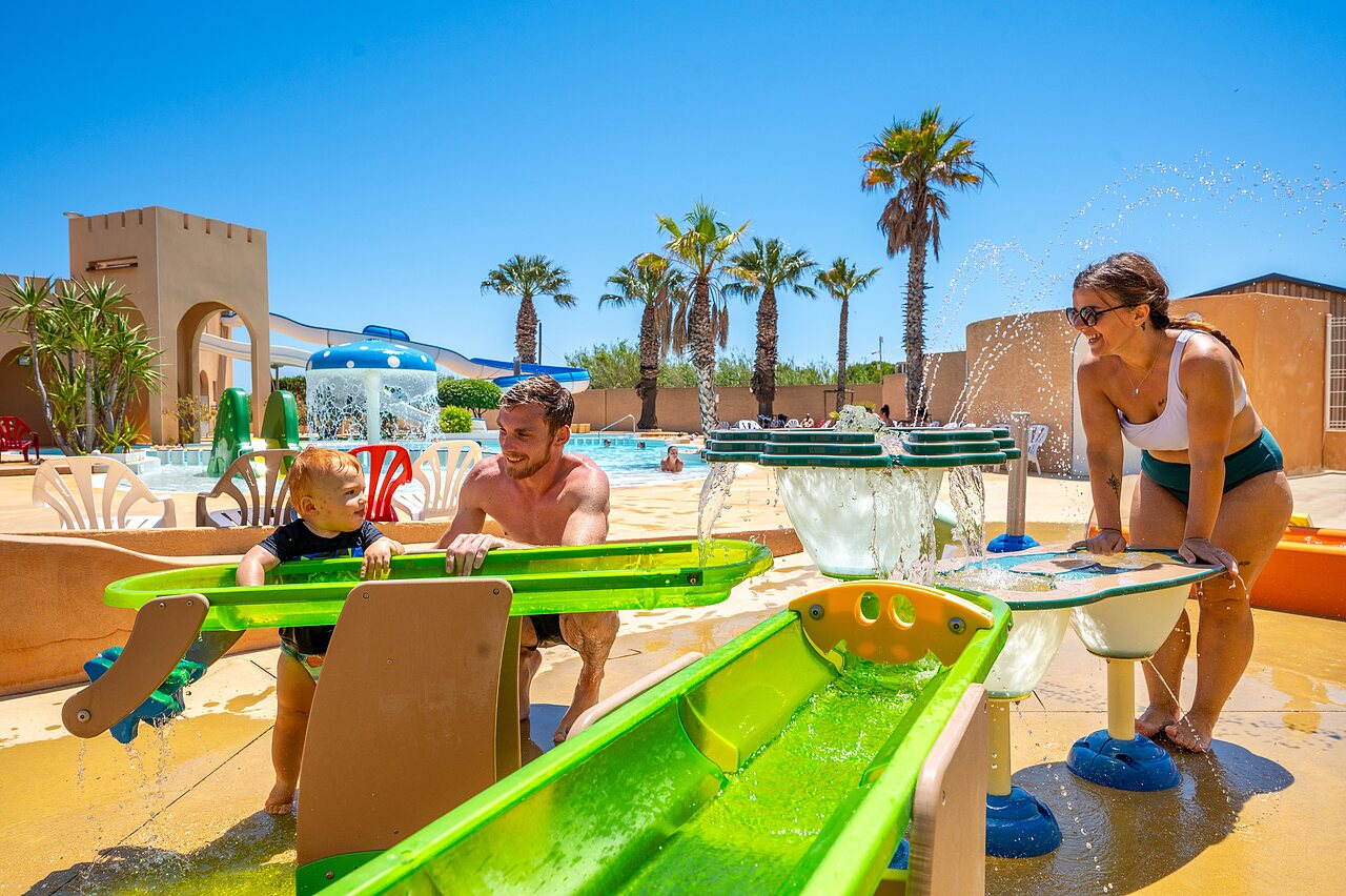 Juegos acu�ticos, piscina infantil para familia en camping CAPFUN Barbacane en NARBONNE (11).
