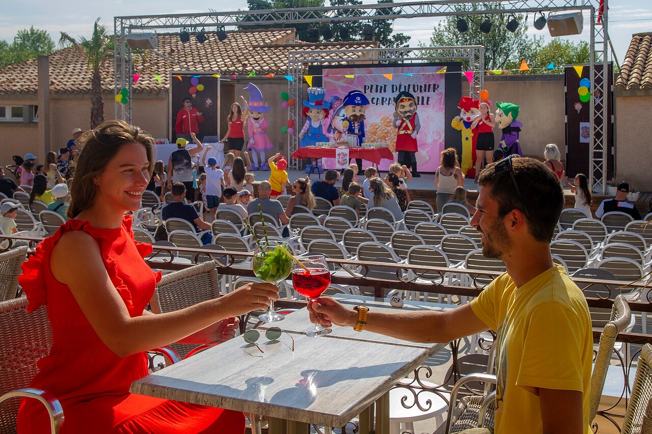 Pareja brindando en el bar, animaci�n infantil en el escenario del camping CAPFUN Barbacane (11).