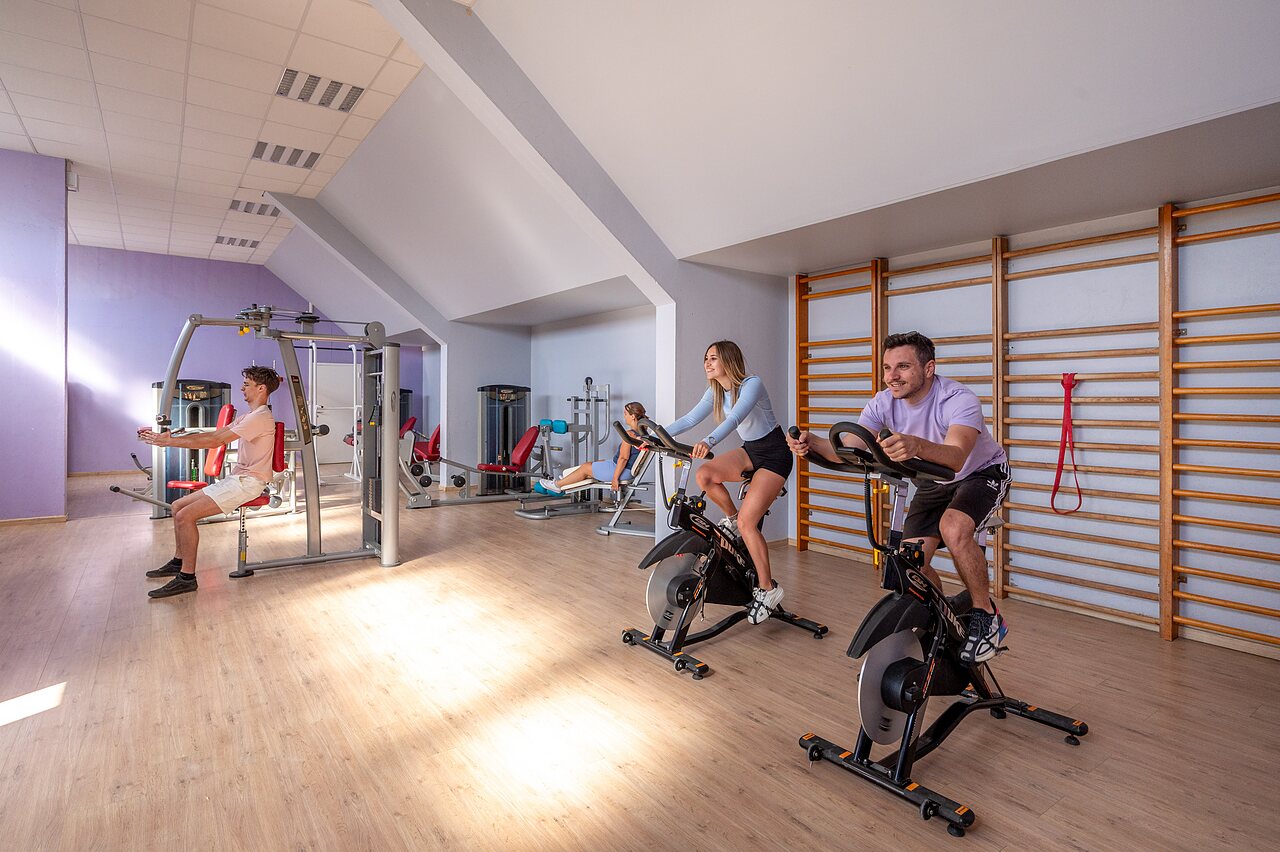 Gimnasio, bicicletas, musculaci�n, en el camping CAPFUN Barbacane en NARBONNE (11).