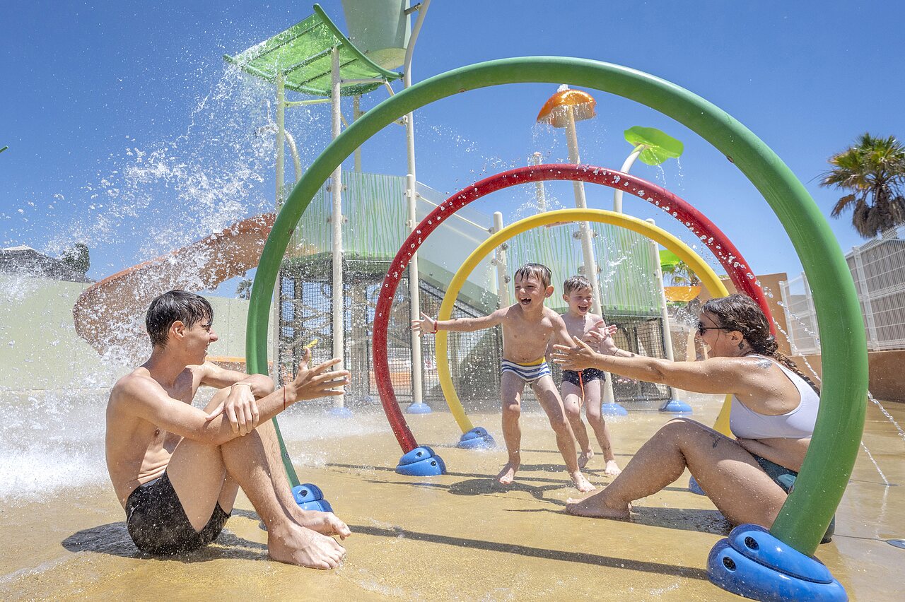 Piscina, juegos acu�ticos, familia divirti�ndose en el camping CAPFUN Barbacane en NARBONNE.