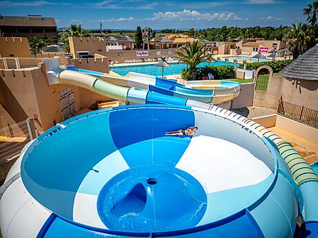 Tobog�n acu�tico gigante en espiral y piscina en el camping CAPFUN Barbacane en NARBONNE (11).