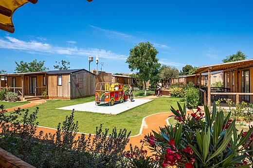 Casas m�viles de madera y �rea de juegos colorida en el camping CAPFUN Barbacane en NARBONNE (11).