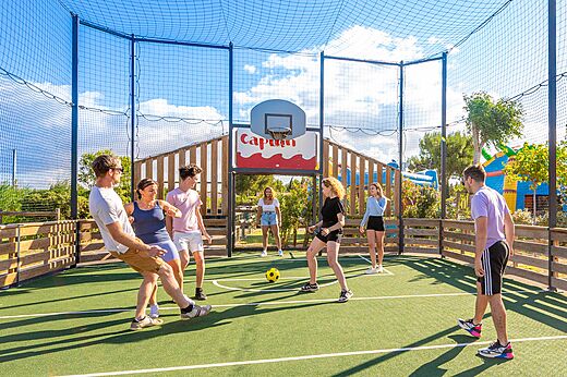 Campo multideportivo y j�venes jugando f�tbol en el camping CAPFUN Barbacane en NARBONNE (11).