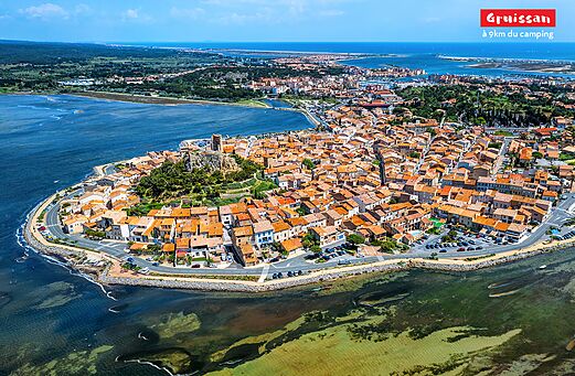 Vista aérea del pueblo de Gruissan, ciudad costera para visitar cerca de Narbona.