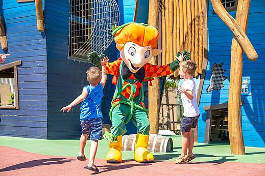 Mascota y ni�os sonrientes en la animaci�n del camping CAPFUN Barbacane en NARBONNE (11).