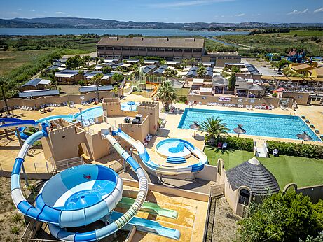 Complejo acuático con toboganes gigantes y piscinas en el camping CAPFUN Barbacane en NARBONNE (11).