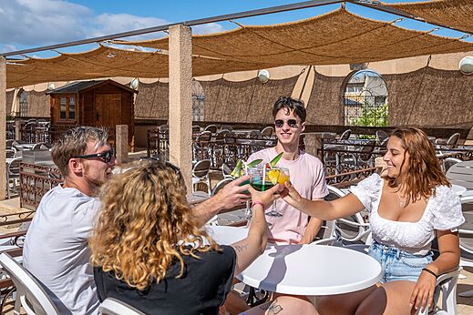 Amigos brindando con c�cteles en el bar del camping CAPFUN Barbacane en NARBONNE (11).