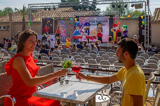 Espect�culo de animaci�n en escenario con personajes y p�blico en camping CAPFUN Barbacane en NARBONNE (11).