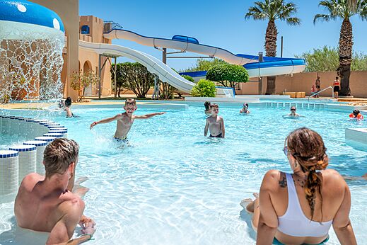Piscina exterior con toboganes acuáticos y juegos de agua en el camping CAPFUN Barbacane en NARBONNE (11).