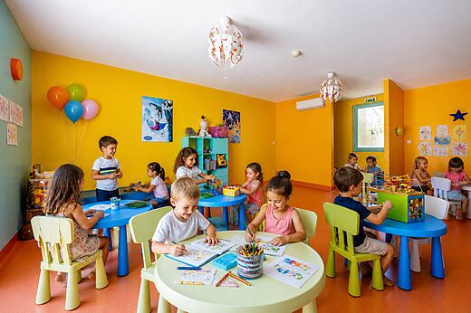 Ni�os jugando y dibujando en el club infantil CAPFUN Barbacane en NARBONNE (11).
