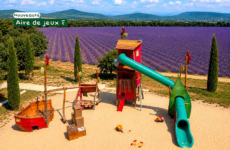 Juego Carabouille - Zona de juegos con tobog�n, barco y columpios en el camping CLICOCHIC Bastets en Marsanne (26).