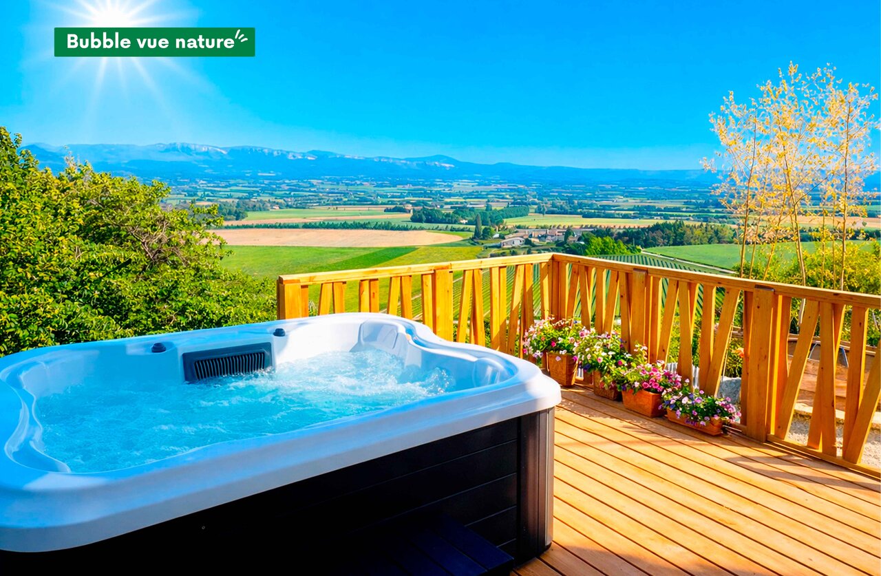 Jacuzzi exterior en terraza de madera, vista natural en el camping CLICOCHIC Bastets en Marsanne (26).