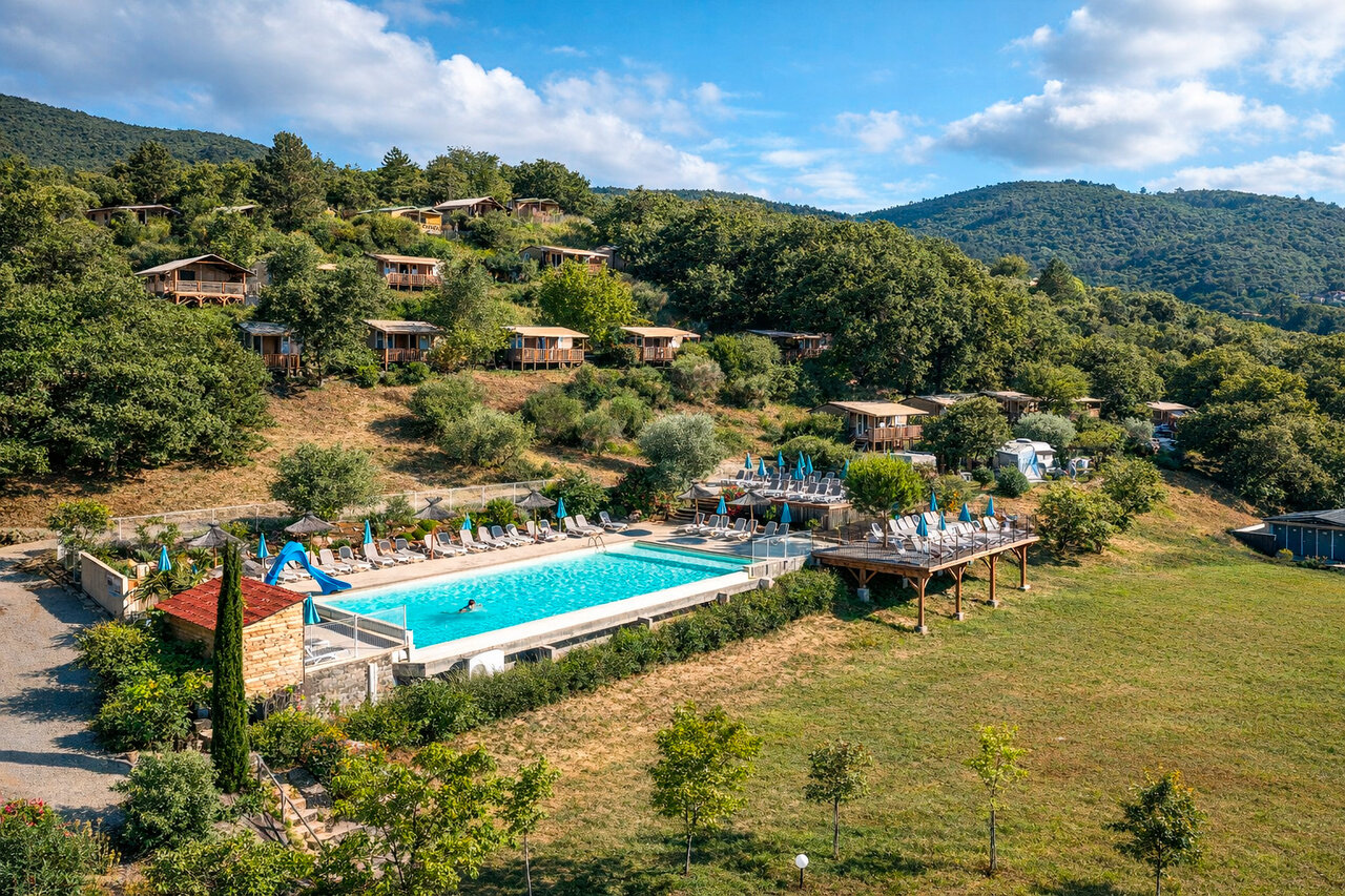 Piscina exterior con tobog�n y chalets en el camping CLICOCHIC Bastets en Marsanne (26).