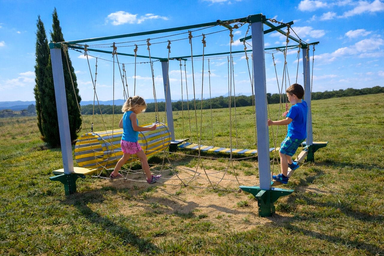Parque de aventuras infantil con puente de cuerdas en el camping CLICOCHIC Bastets en Marsanne (26).