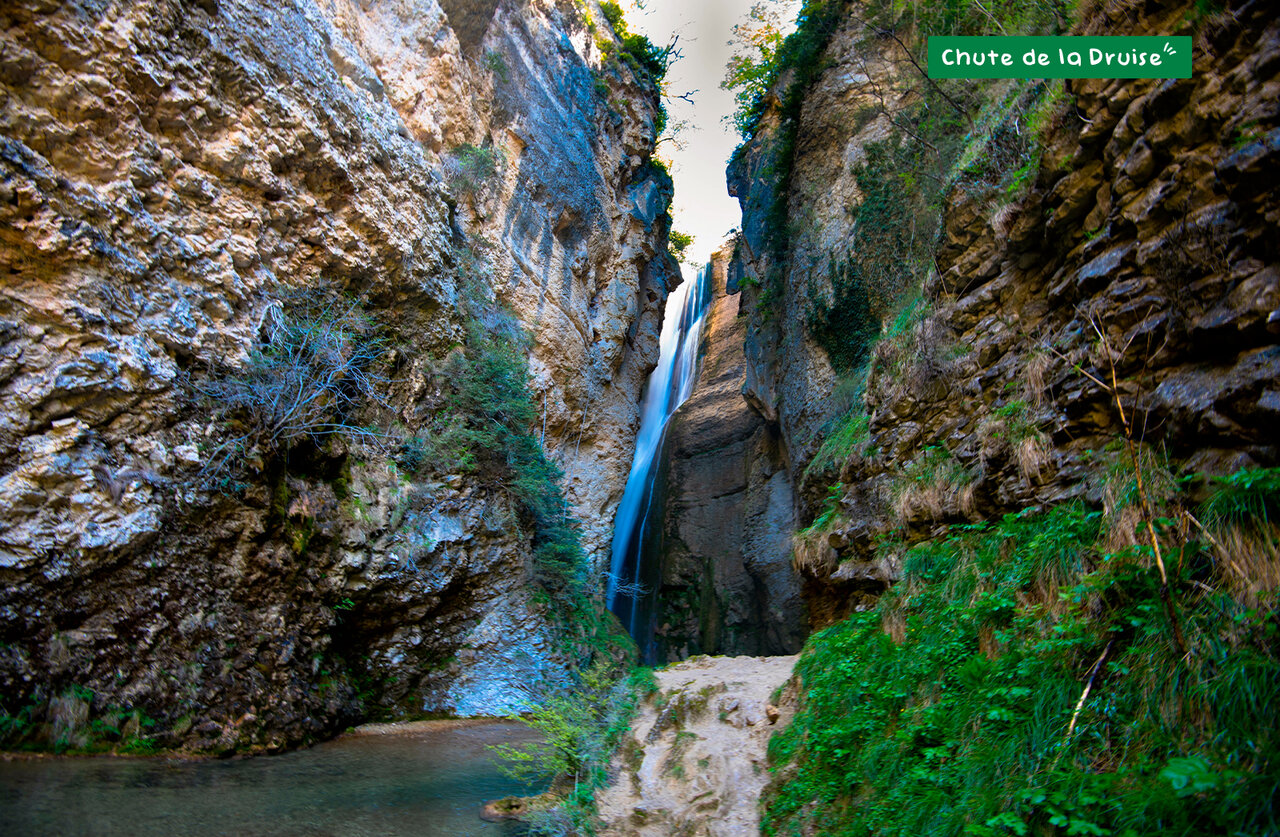 Impresionante Chute de la Druise, cascada natural en garganta rocosa, cerca de Marsanne.