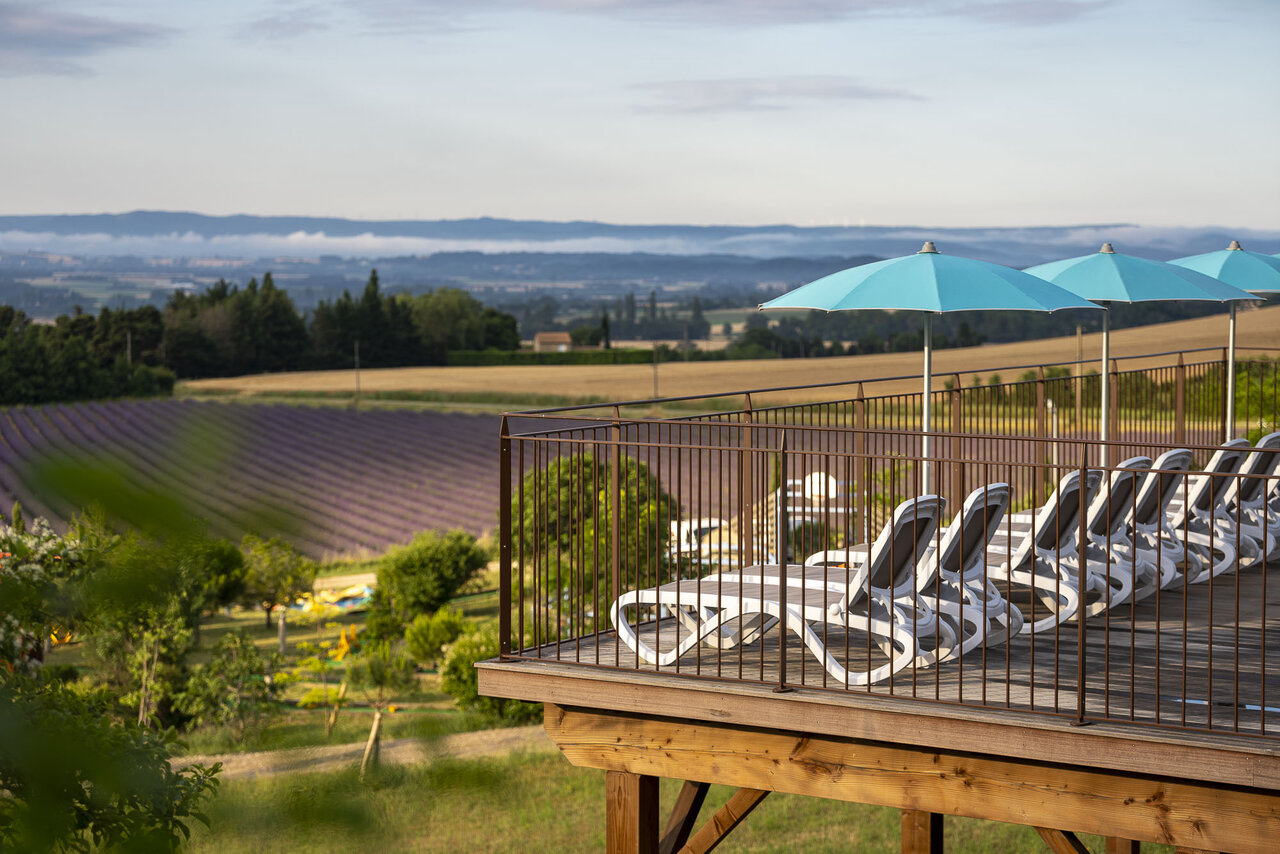 Tumbonas, sombrillas, vista panor�mica en camping CLICOCHIC Bastets en Marsanne (26).