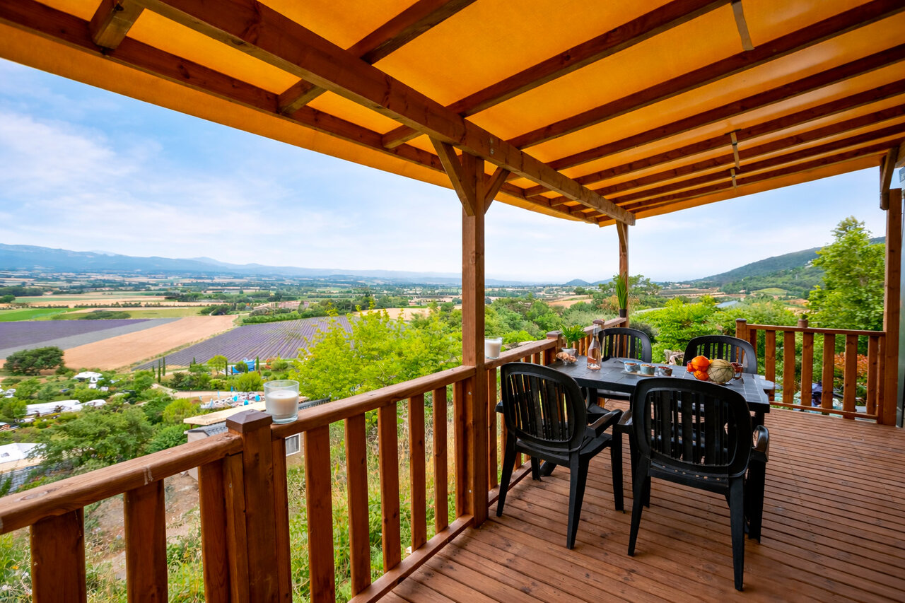 Terraza de alojamiento, vista panor�mica campos lavanda. En el camping CLICOCHIC Bastets en Marsanne (26).