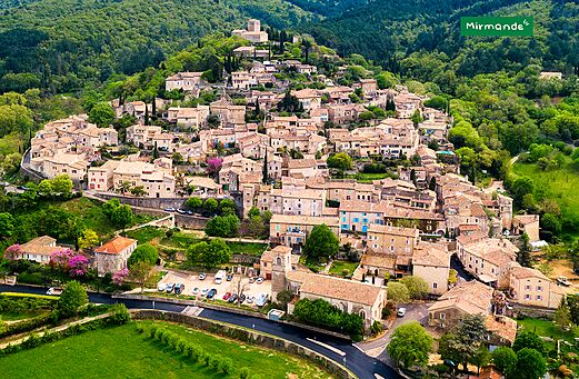 Pueblo medieval en la colina de Mirmande, uno de los pueblos más bellos de Drôme.