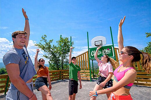 Jóvenes jugando baloncesto en una cancha multideporte en el camping CLICOCHIC Bastets en Marsanne (26).