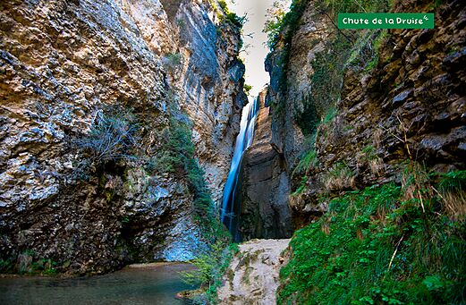 Chute de la Druise, impresionante cascada natural en garganta rocosa cerca de Marsanne (26).