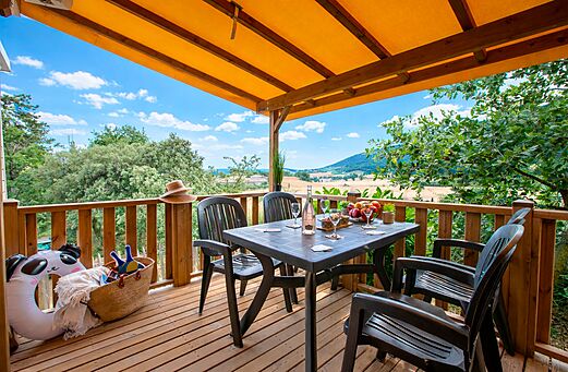 Terraza de casa m�vil con mesa, sillas en camping CLICOCHIC Bastets Marsanne.