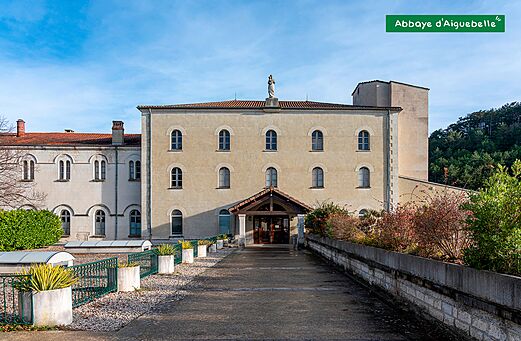 Fachada histórica de la Abadía de Aiguebelle, monumento cisterciense en Drôme provenzal.