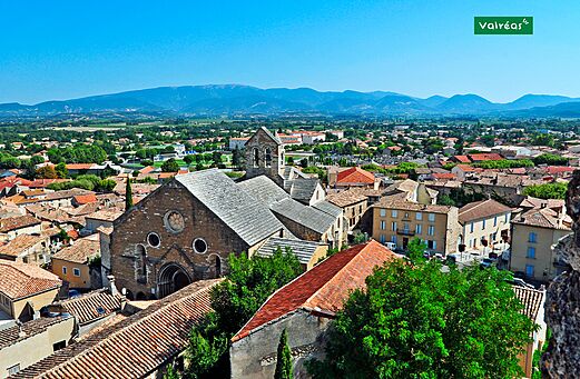 Vista aérea de la encantadora ciudad de Valréas, en Provenza, con sus tejados.
