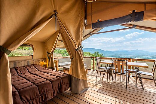 Tienda glamping cómoda, cama doble, terraza y vista panorámica en el camping CLICOCHIC Bastets en Marsanne (26).