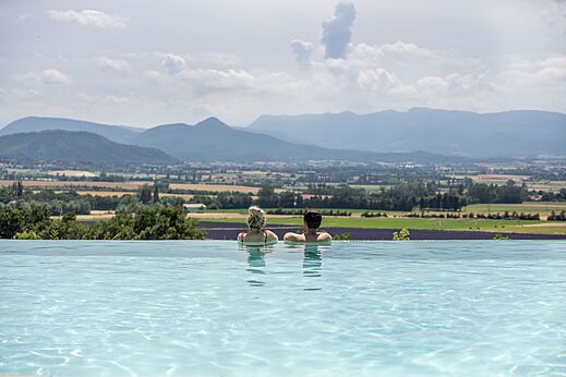 Piscina infinita, vista panorámica en el camping CLICOCHIC Bastets en Marsanne (26).