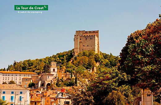 Torre medieval de Crest dominando la ciudad y la Drôme, lugar para visitar.