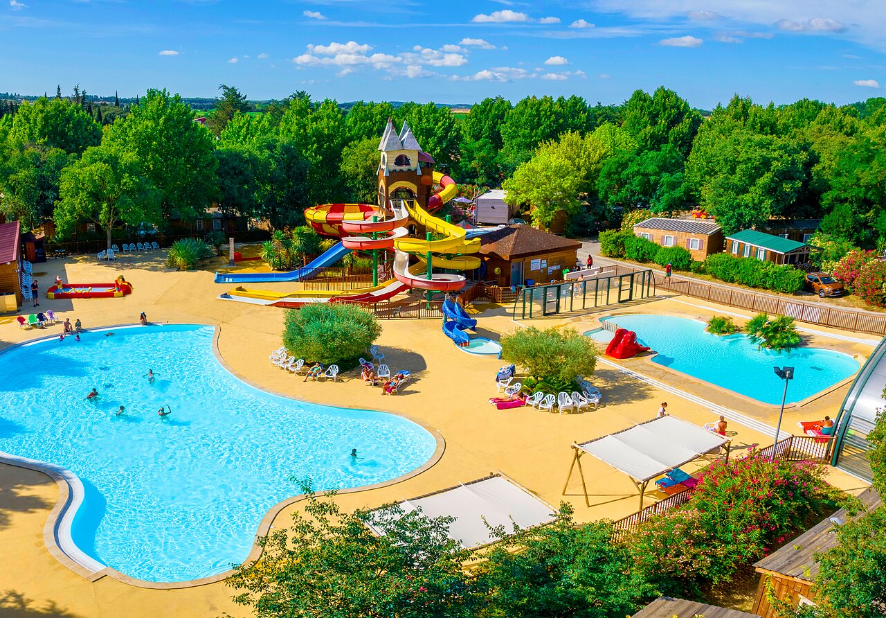 Parque acu�tico con piscinas y toboganes gigantes en el camping CAPFUN Bastide en N�mes (30).
