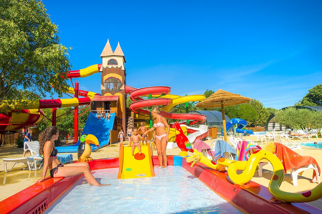 Toboganes acu�ticos gigantes, piscina infantil y juegos de agua en el camping CAPFUN Bastide en N�mes (30).