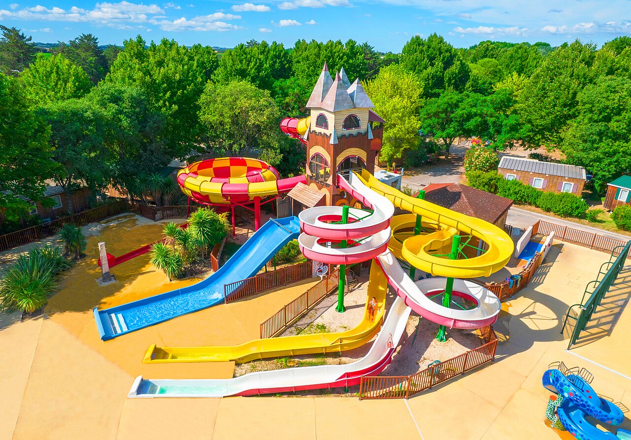 Toboganes acu�ticos coloridos, torre de juegos y piscina infantil en camping CAPFUN Bastide en N�mes (30).