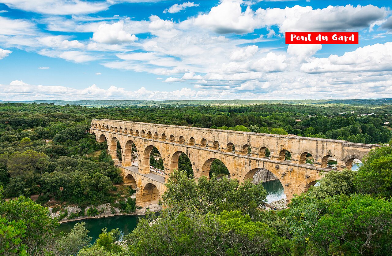 Majestuoso Pont du Gard, acueducto romano hist�rico cerca de N�mes, Occitania.