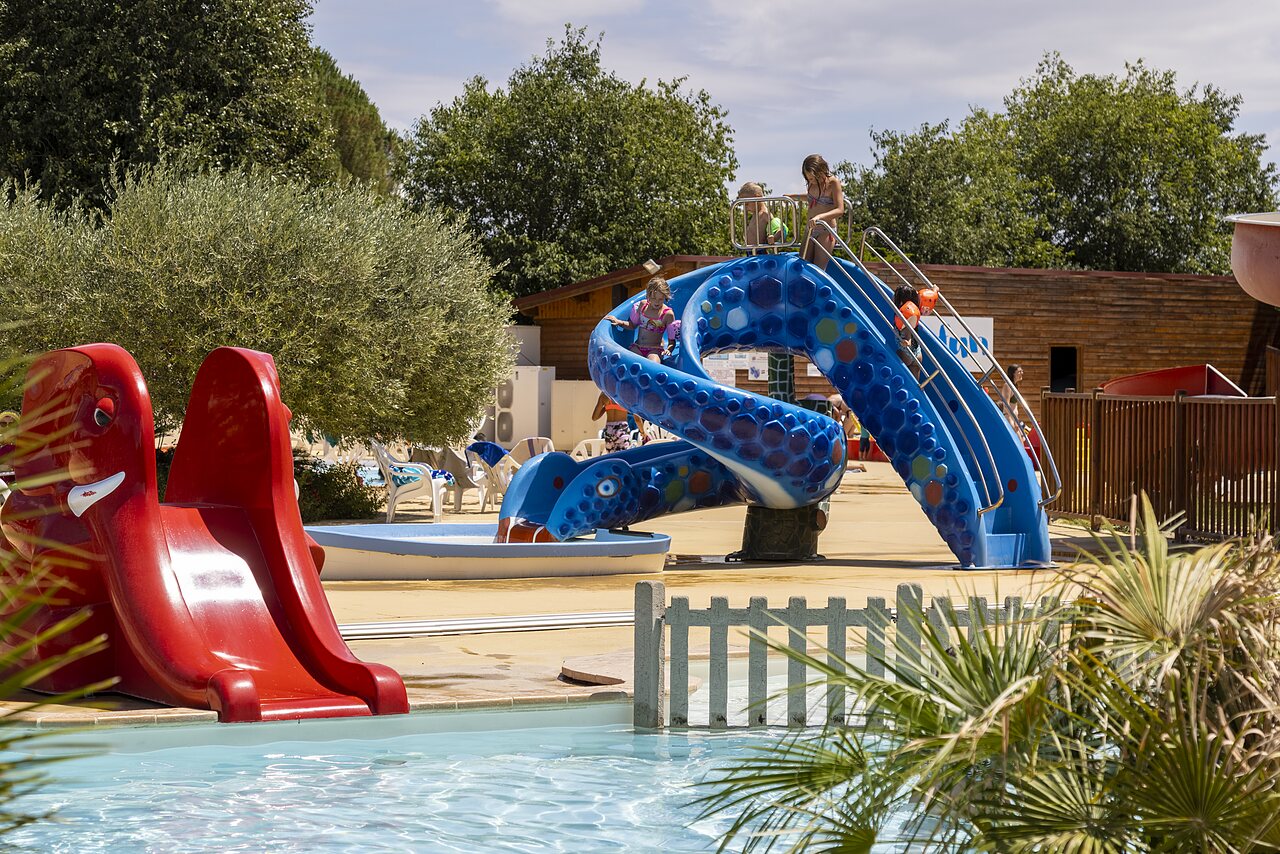 Toboganes acu�ticos coloridos y piscina infantil en el camping CAPFUN Bastide en N�mes (30).