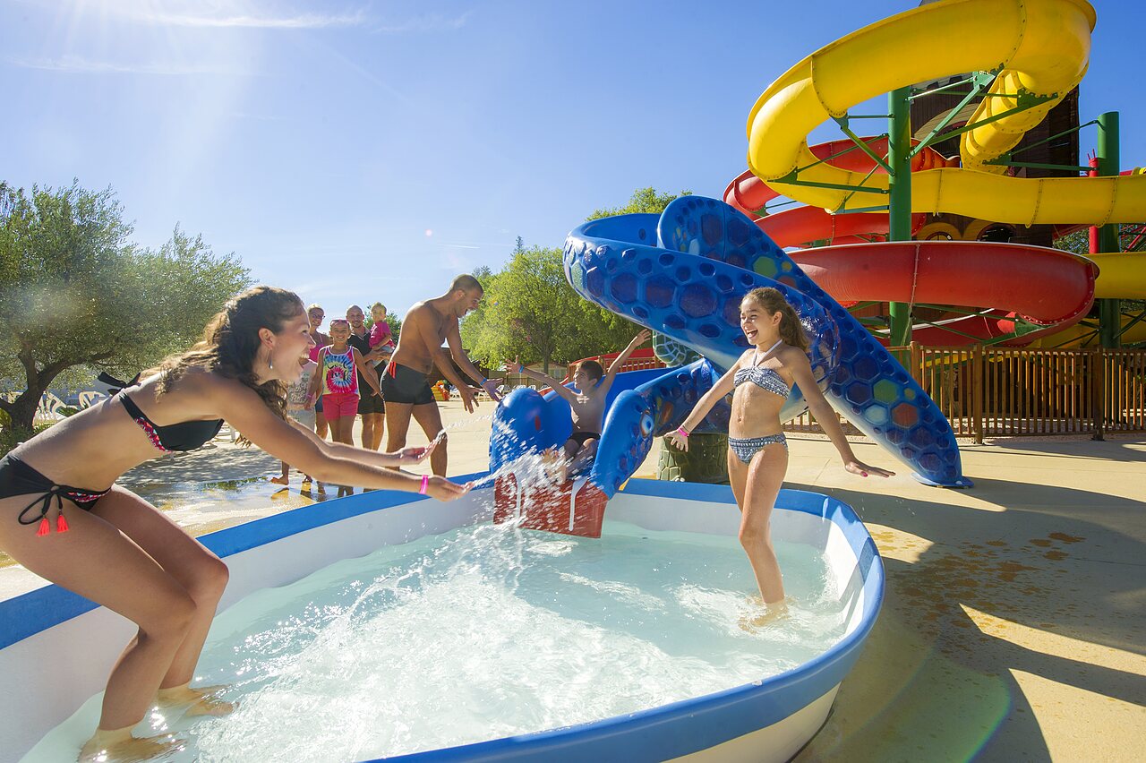 Toboganes acu�ticos, juegos de agua y piscina infantil en camping CAPFUN Bastide N�mes (30).