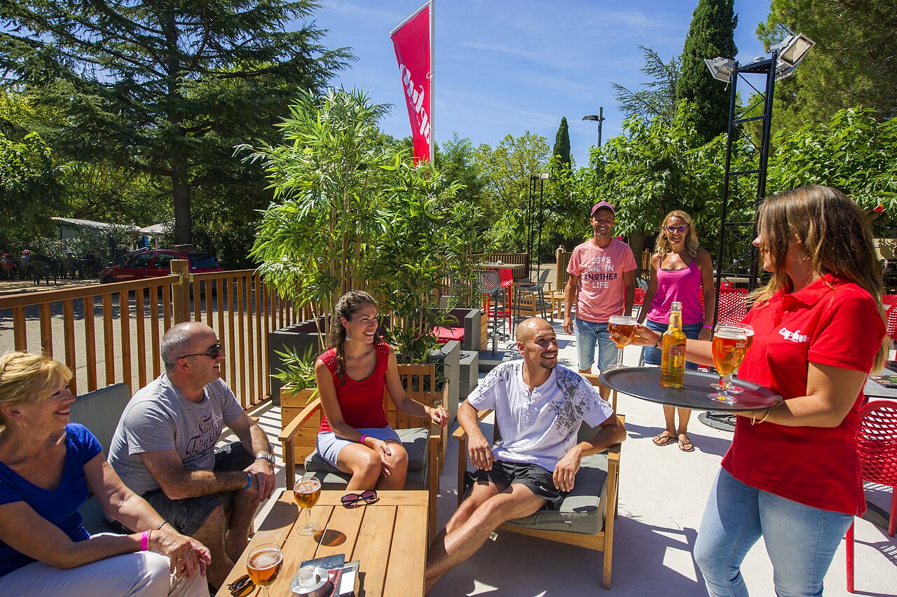 Clientes disfrutando bebidas en terraza del bar, CAPFUN Bastide N�mes (30).