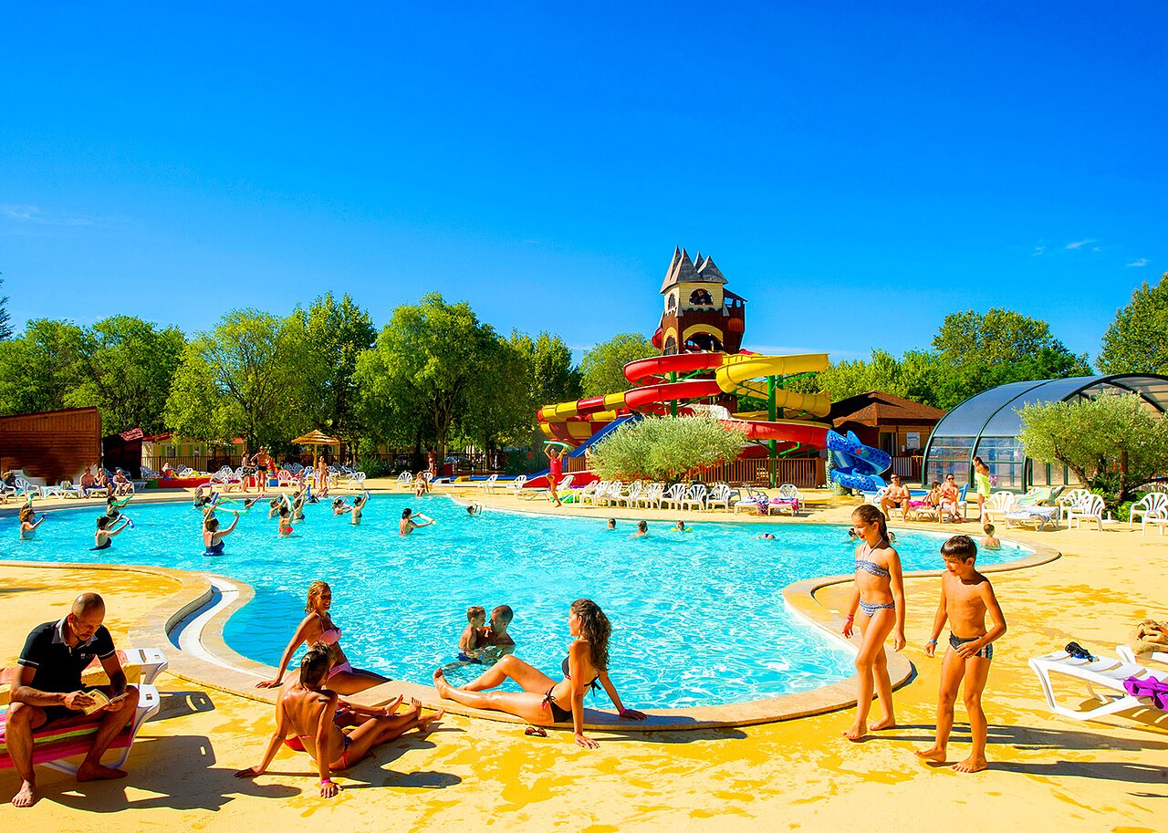 Gran piscina exterior con toboganes acu�ticos y actividades en el camping CAPFUN Bastide en N�mes (30).