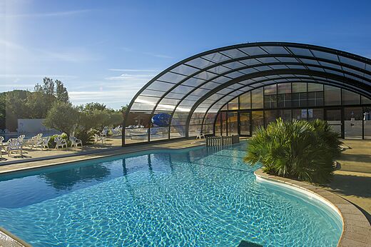 Piscina cubierta y toboganes acuáticos en el camping CAPFUN Bastide en Nîmes (30).