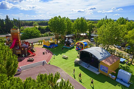 Gran parque infantil, castillos hinchables y escenario de animación en el camping CAPFUN Bastide en Nîmes (30).