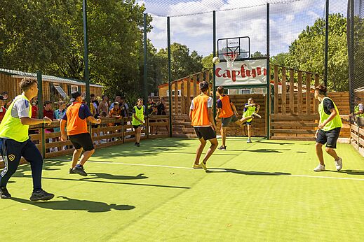 Cancha multideporte para fútbol y baloncesto en el camping CAPFUN Bastide en Nîmes (30).