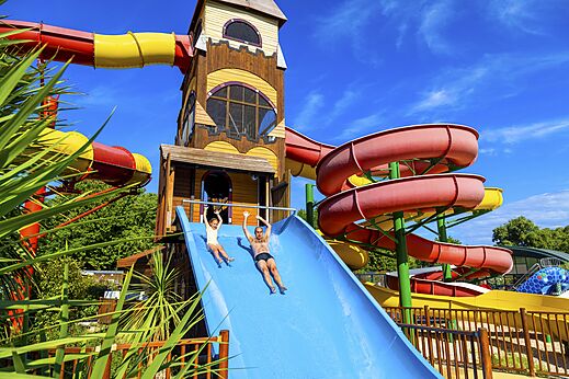 Toboganes acuáticos y torre de juegos en el camping CAPFUN Bastide en Nîmes (30).
