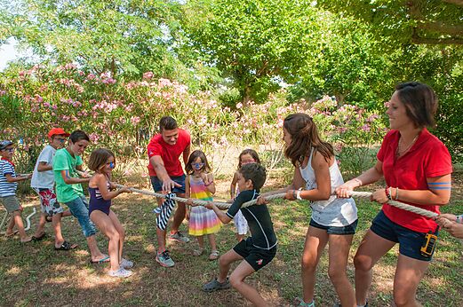 Animación: juego de la cuerda en camping CAPFUN Bastide en Nîmes (30).