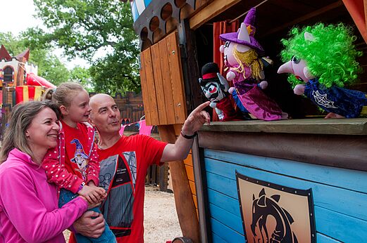 Espectáculo de marionetas con una familia sonriente en el camping CAPFUN Bastide en Nîmes (30).