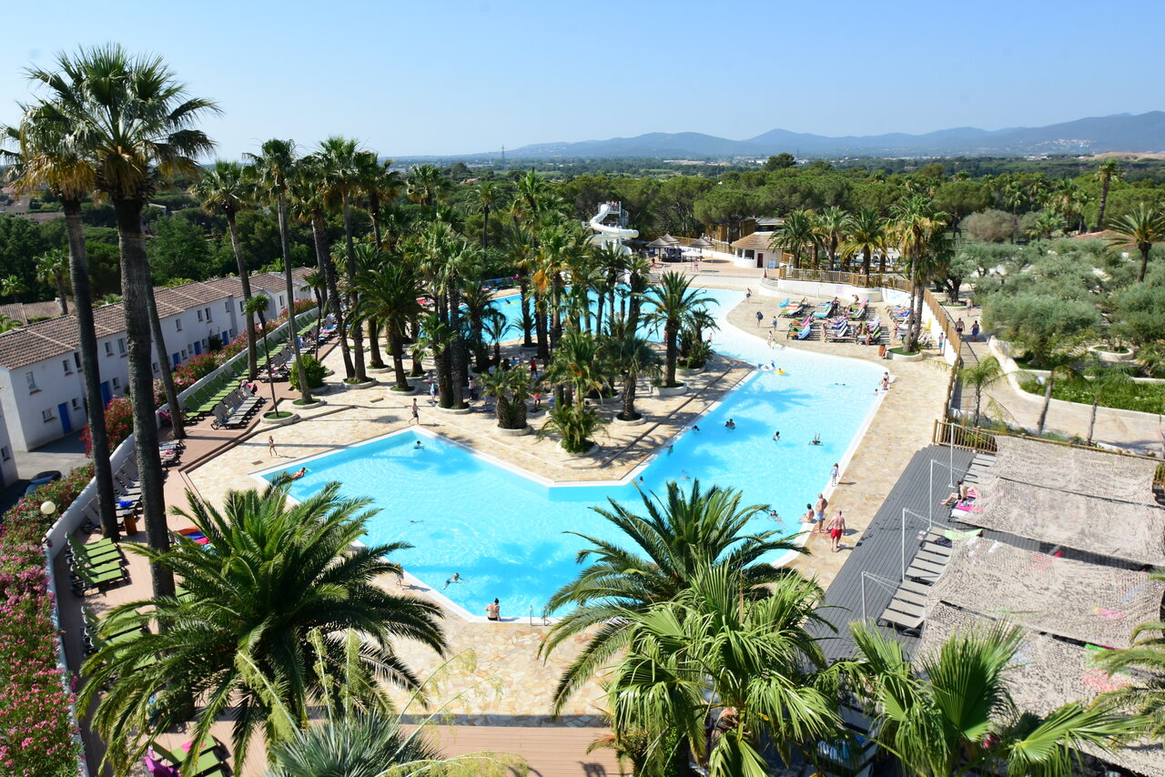 Piscinas exteriores, tobog�n, palmeras en CAPFUN La Baume - La Palmeraie en Fr�jus (83).