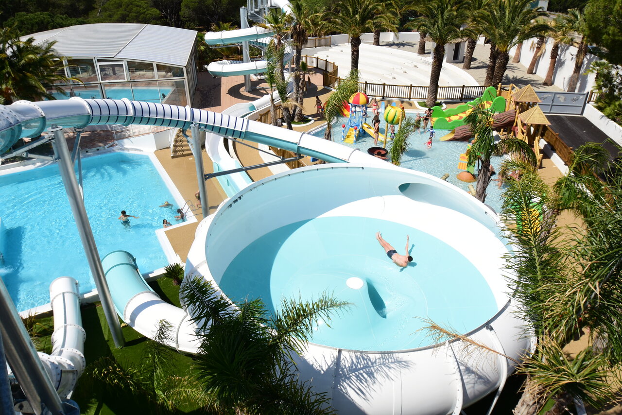 Tobog�n acu�tico, piscinas y juegos en camping CAPFUN La Baume - La Palmeraie, Fr�jus.