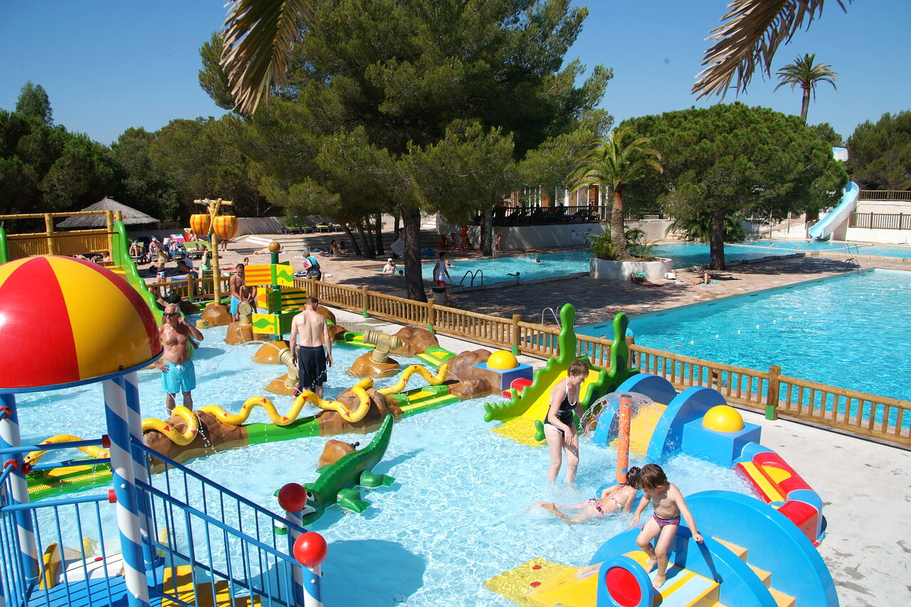 Parque acu�tico con juegos de agua, toboganes y piscinas en el camping CAPFUN La Baume - La Palmeraie en Fr�jus (83).