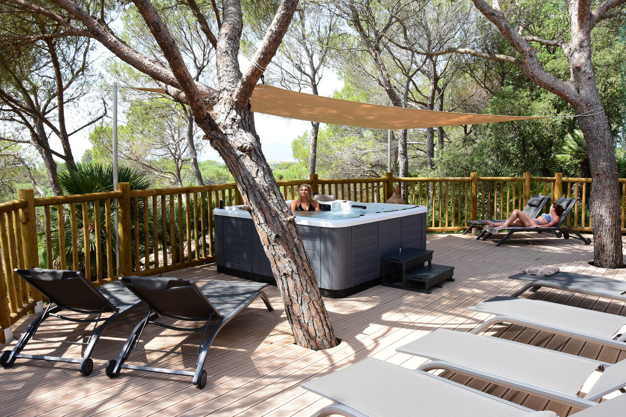 Jacuzzi exterior en terraza de madera en el camping CAPFUN La Baume - La Palmeraie en Fr�jus (83).