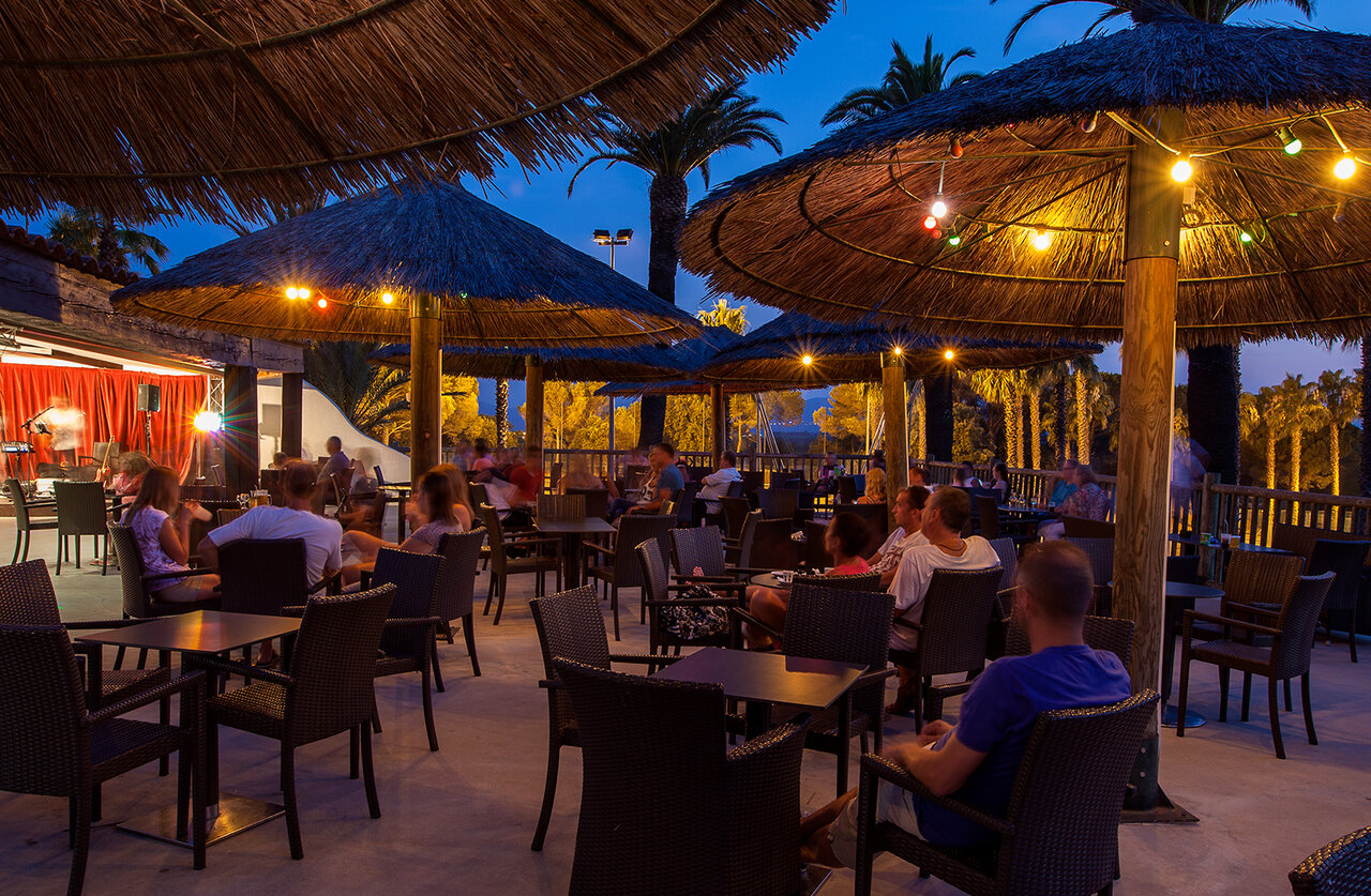 Noche animada, concierto en vivo, terraza bar en el camping CAPFUN La Baume - La Palmeraie en Fr�jus (83).